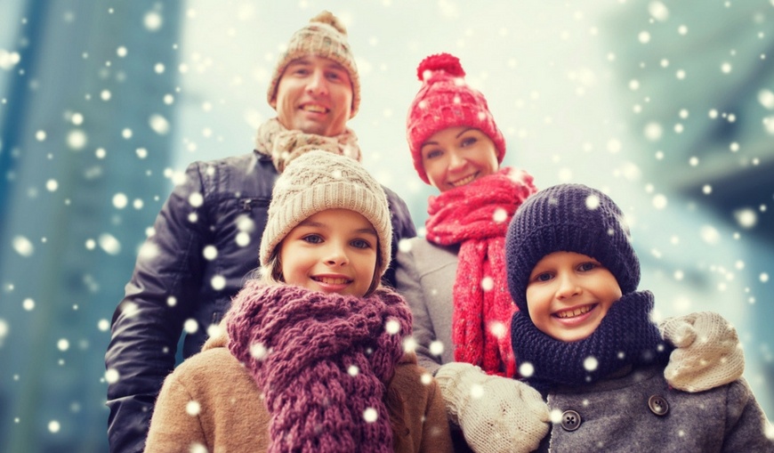 Happy-family-bundled-up-in-winter-snow