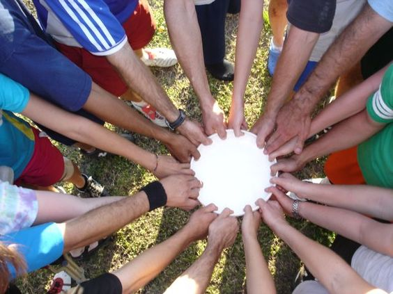 disc-team-hands-holding-single-white-Frisbee